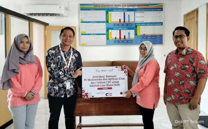 Penyerahan simbolis bantuan PC Multimedia dan Aplikasi i-CHAT dari perwakilan Community Development Center Telkom kepada Sekolah Luar Biasa (SLB) Negeri Gedangan, Sidoarjo, beberapa waktu yang lalu. IST