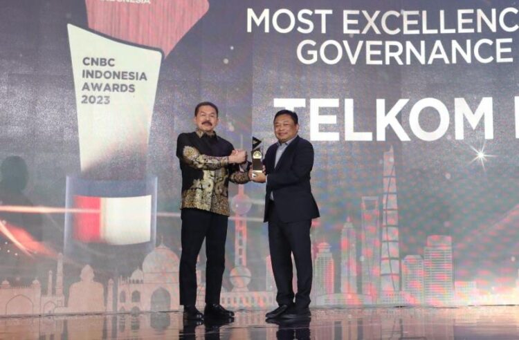 Jaksa Agung, ST Burhanuddin (kiri) menyerahkan award Most Excellence Good Corporate Governance Implementation kepada Telkom, yang diterima oleh Direktur Utama Telkom, Ririek Adriansyah (kanan) pada ajang CNBC Indonesia Awards 2023 di Jakarta, Rabu (13/12) IST