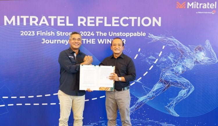 Direktur Utama Mitratel, Teddy Hartoko (kiri) dan Direktur Utama Finnet, Rakhmad Tunggal Afifuddin usai penandatanganan perjanjian kerja sama antara Finnet & Mitratel dalam penyedia layanan meterai elektronik (e-Meterai) dan tanda tangan elektronik (e-Sign) untuk aplikasi terintegrasi milik Mitratel, di Jakarta beberapa waktu lalu. IST