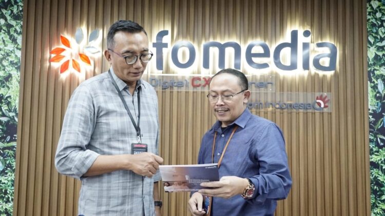 Direktur Solution and Business Development Infomedia, Andri Wibawanto (kiri) dan Direktur Marketing & Sales Infomedia, Sujito. (Dok. Corcomm Telkom).