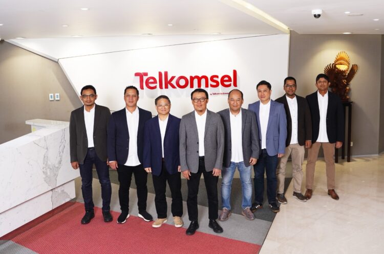 Direktur Utama Telkomsel Nugroho (keempat dari kiri) dan Direktur Network Telkomsel Indra Mardiatna (paling kiri) beserta jajaran Direksi Telkomsel. IST