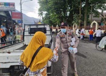 Padang Panjang Terpapar Abu Vulkanik, BPBD Kesbangpol Bagikan Masker