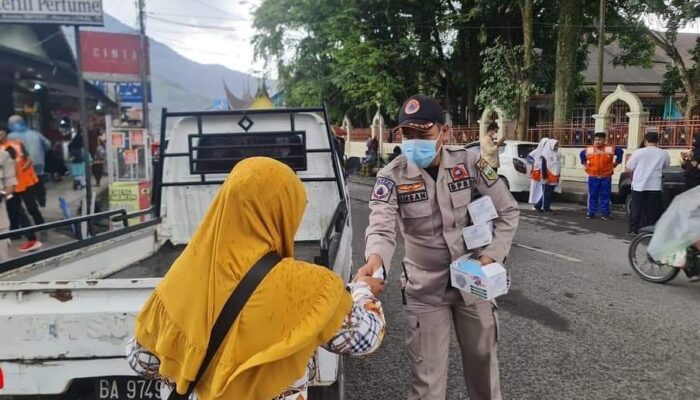 Padang Panjang Terpapar Abu Vulkanik, BPBD Kesbangpol Bagikan Masker
