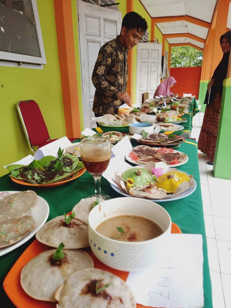 Terlihat kreasi hasil festival maapam di SMP IT Darul Hikmah Kabupaten Pasaman Barat. OsniwatiÂ