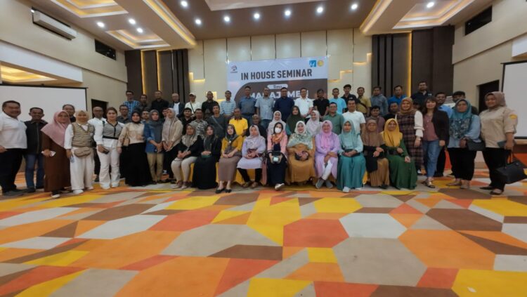 Salah satu perusahaan nasional yang bergerak dalam budidaya unggas yaitu PT Gold Coin Indonesia memberikan edukasi kepada puluhan peternak Sumbar dalam seminar di Hotel Mangkuto Kota Payakumbuh, Kamis (25/1). DADANG