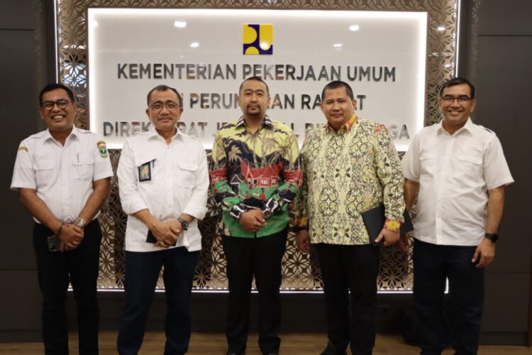 Wagub Sumbar, Audy Joinaldy didampingi Kepala Bappeda Sumbar, Kepala Dinas BMCKTR Sumbar, dan Kepala Badan Penghubung Setdaprov Sumbar berfoto bersama Dirjen Bina Marga Kementerian PUPR, Hedy Rahadian. IST