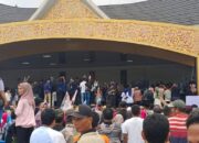 Bawaslu Tanah Datar Turunkan Beberapa Atribut Kampanye Anies di Lapangan Cindua Mato