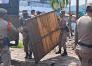 Lapak PKL Pasar Raya Padang Diangkut Satpol PP