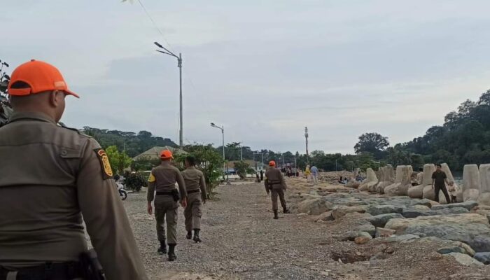 Ciptakan Rasa Aman bagi Wisatawan, Satpol PP Padang Patroli di Sepanjang Pantai Padang