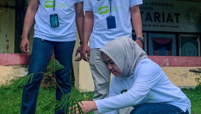 LIB Liga 2 Pegadaian Gelar Kegiatan Penghijauan di GOR Agus Salim