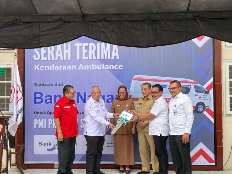 Direktur Utama Bank Nagari Muhamad Irsyad menyerahkan secara simbolis bantuan ambulans Hiace kepada Ketua PMI Sumbar Aristo Munandar di Markas PMI Sumbar, Selasa (9/1). AFRIANITA
