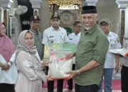 Gubernur Sumbar Salurkan Bantuan Cadangan Pangan pada Warga Terdampak Bencana di Nagari Pangkalan