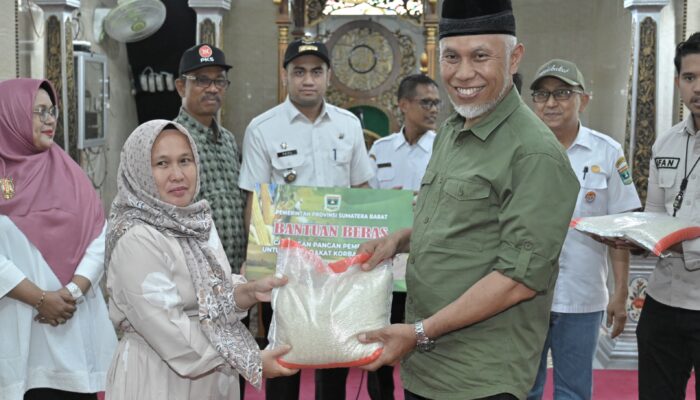 Gubernur Sumbar Salurkan Bantuan Cadangan Pangan pada Warga Terdampak Bencana di Nagari Pangkalan