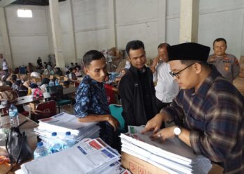 KPU Sumbar Tinjau Logistik di Solok, Pastikan Semua Logistik Terdistribusi dengan Baik