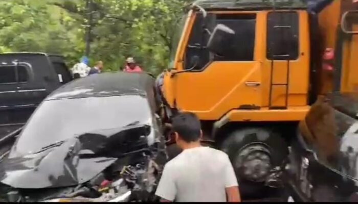 Satu Unit Truk Tabrak Tiga Mobil
