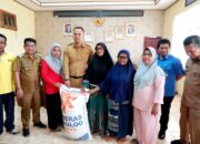 Bupati Sijunjung Serahkan Bantuan untuk Korban Banjir dan Longsor di Kamang Baru