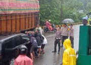 Diduga Blong Rem,Truk Hantam 3 Mobil di Silaing Bawah