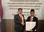 Muskinta Wali Nagari Lareh Nan Panjang Raih Penghargaan Pelopor Mediasi Desa/Nagari 