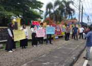 Tuntut Klarifikasi Kepala Daerah, Sejumlah Mahasiswa Demonstrasi di Depan Gedung DPRD Pariaman