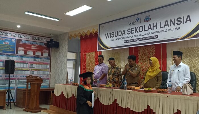 Wisuda Sekolah Lansia di Nanggalo, DP3AP2KB Kota Padang Bangga