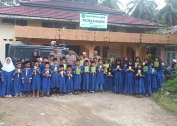 Serahkan Bantuan Kapolres Sijunjung, Kasat Binmas: Jadikan Al-Qur’an Pedoman Hidup