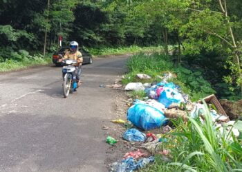 Tumpukan Sampah di Pinggir Jalan Batusangkar-Bukittinggi Picu Bencana Longsor