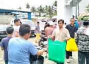 Almaisyar Peduli, Bagikan Nasi Bungkus pada Kegiatan Jumat Berkah di Masjid Muslimin Payobadar, Payakumbuh Timur