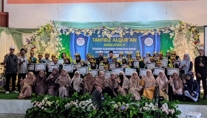 35 Santri Rumah Tahfiz Bustanul Quran Diwisuda, Dua Diantaranya Terima Penghargaan Kategori Penghafal Terbaik