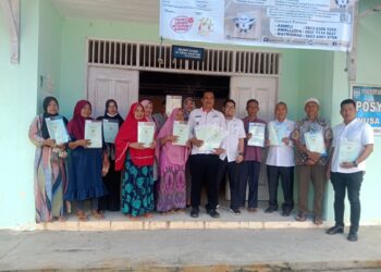 BPN Serahkan 17 Sertifikat Tanah Pada Warga di Kantor Desa Santur