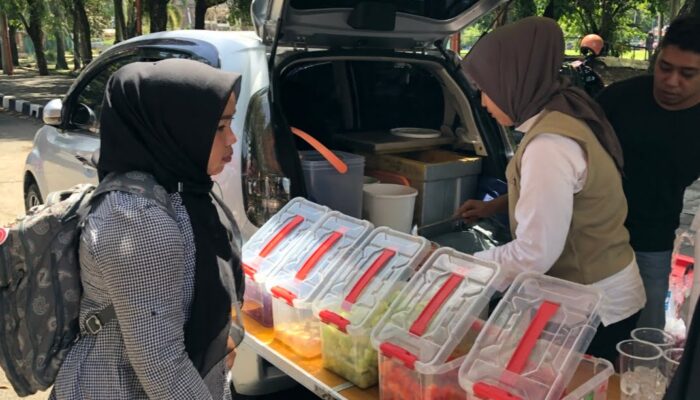 Siang-Siang Butuh yang Segar? Es Buah Ximulu Taman Imam Bonjol Solusinya!