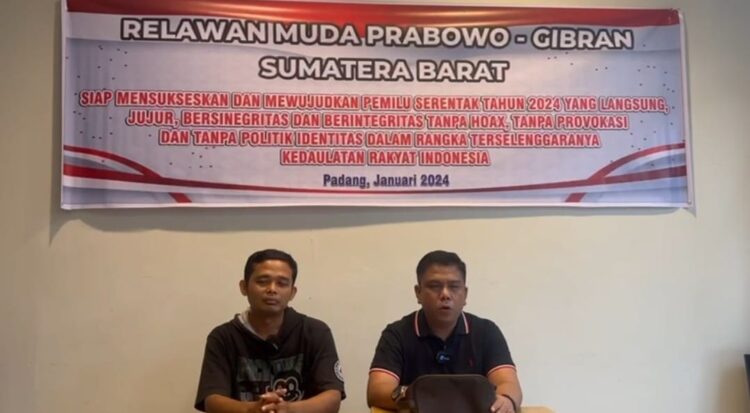 Koordinator Relawan Prabowo-Gibran Sumbar, Sukma Trianda Putra  bersama Koordinator Pemilih Pemula, Feri Mukli saat memberikan keterangan pers Kamis (18/1). IST