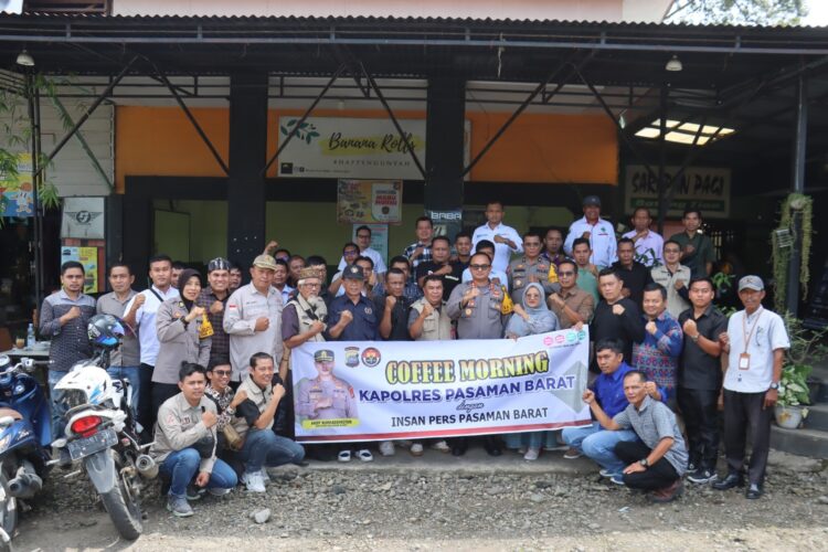 Kapolres Pasbar AKBP Nurhadiansyah foto bersama dengan wartawan Pasaman Barat. OSNIWATI 