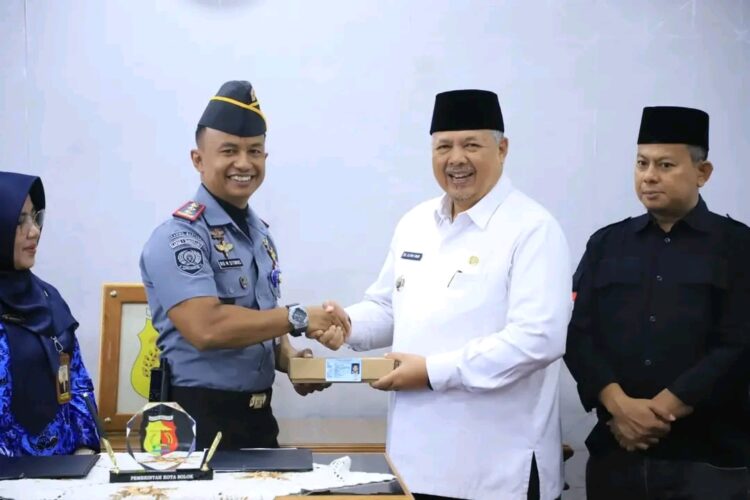 Penyerahan e-KTP oleh Wali Kota Solok, Zul Elfian Umar kepada Kalapas Kelas II B Solok, Rio Mulyadi Sitorus, Rabu (17/1). IST