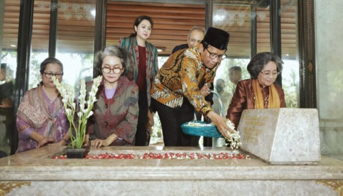 Ziarah ke Makam Proklamator Asal Sumbar, Mahfud MD Teladani Bung Hatta dan Konsep Dwi Tunggal