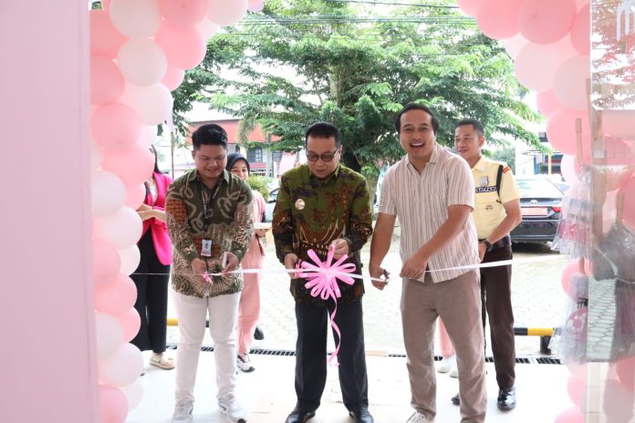 Toko kosmetik ternama di Indonesia Miss Glam baru saja membuka cabang di Kota Payakumbuh yang diresmikan langsung oleh Pj Wali Kota Payakumbuh Jasman didampingi CEO Miss Glam Indonesia Redian Fikri, Sabtu (27/1).IST