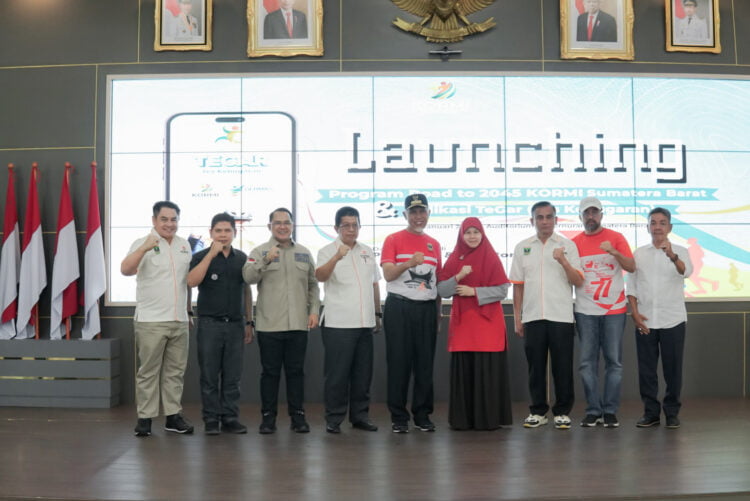 Gubernur Sumbar Mahyeldi Ansharullah dan pengurus KORMI Sumbar usai meluncurkan Aplikasi TeGar, Minggu (21/1). IST 