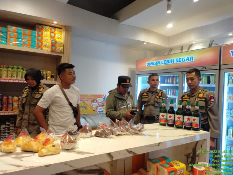 Anggota Satpol PP Padang saat melakukan pengawasan penjualan Minol di kawasan Kecamatan Padang Selatan, Jumat (29/12). IST