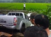 Pengemudi Mengantuk, Mobil Masuk Kolam Ikan di Tanah Datar