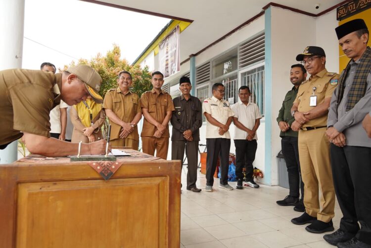 Pemkab Solsel menyaksikan penandatanganan hasil Musrenbang KPGD di Kantor Camat KPGD, Solsel, Selasa (30/1). IST