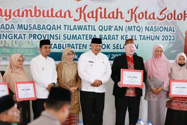 Wako dan Wawako Solok, Zul Elfian Umar dan Ramadhani Kirana Putra berfoto usai memberikan reward kepada Kafilah Kota Solok yang berprestasi. IST