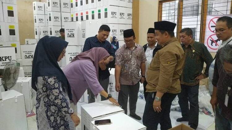 Komisioner KPU Sumbar, Oriza Sativa Syakban mengunjungi KPU Kota Solok dalam rangka monitoring penyiapan logistik Pemilu 2024, Jumat (26/1) kemarin. IST