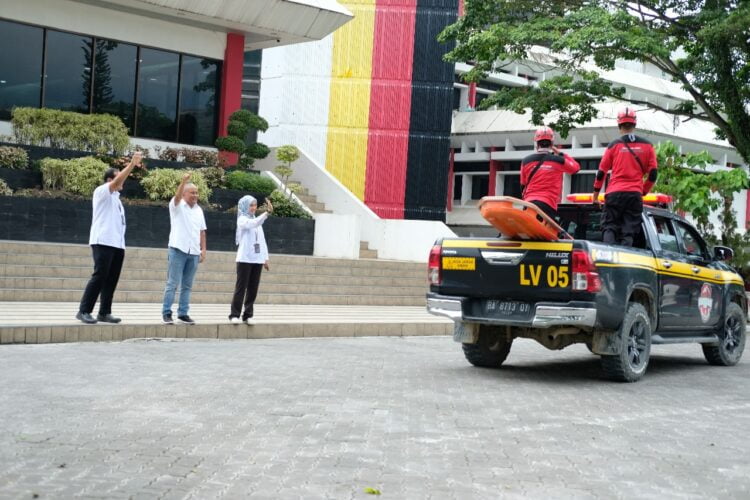 Direktur Keuangan & Umum PT Semen Padang bersama Kepala Departemen Komunikasi & Hukum Perusahaan, Iskandar Z Lubis, serta Kepala Unit Humas & Kesekretariatan, Nur Anita Rahmawati melepas personel TRC di Kantor Pusat PT Semen Padang, Senin (4/12). IST