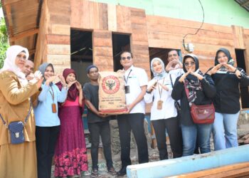 Semen Padang Salurkan Bantuan Perbaikan 59 Unit Rumah di Kota Padang