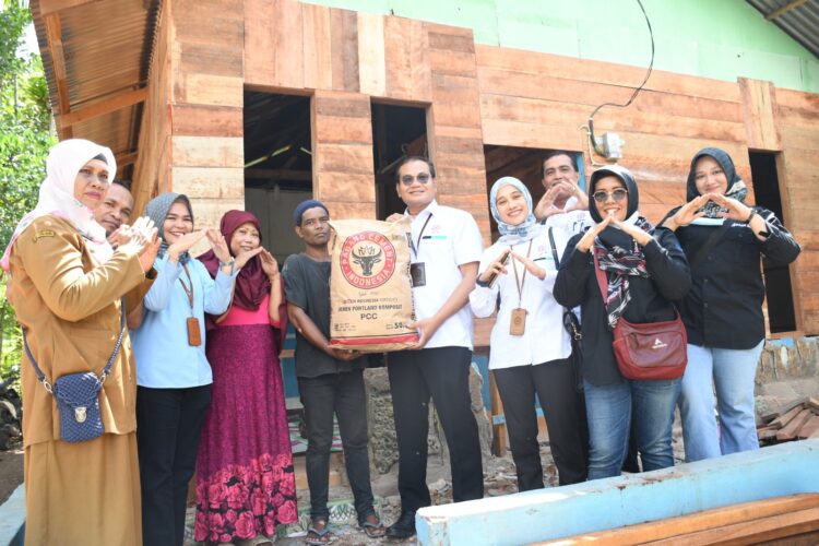 Kepala Departemen Komunikasi & Hukum Perusahaan PT Semen Padang Iskandar Z Lubis (lima dari kanan) menyerahkan bantuan berupa semen kepada warga di Kelurahan Bungus Selatan, Kecamatan Bunguis Teluk Kabung, Kota Padang, Senin (4/12/2023). Bantuan tersebut diserahkan sebagai bentuk dukungan PT Semen Padang pada Percepatan Pembangunan Rumah Layak Huni (RLH) Dalam Rangka Penanganan Kemiskinan Ekstrem di Provinsi Sumatera Barat (Sumbar). IST