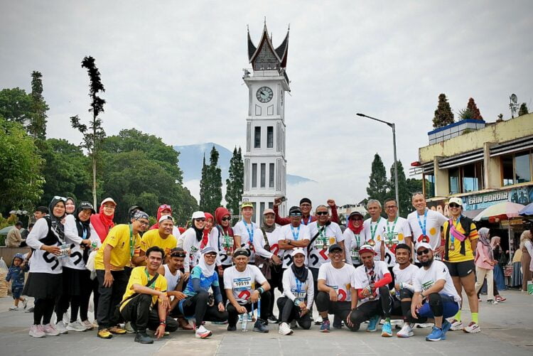Direktur SIG Donny Arsal bersama jajaran Direksi SIG lainnya dan Jajaran Direksi PT Semen Padang foto bersama di Jam Gadang usai mengikuti Minang Geopark Run 2023 yang digelar di Kota Bukittinggi, Minggu (10/12). IST