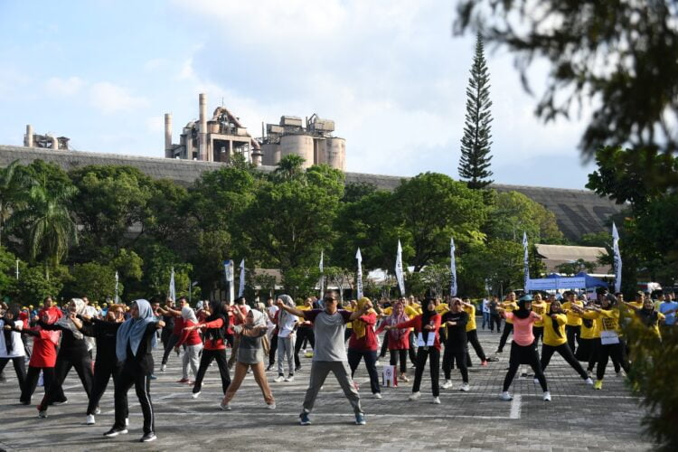 PT Semen Padang mengadakan kegiatan lomba senam bersama, sosialisasi HIV/AIDS dan berbagai kuis yang diikuti oleh karyawan dilingkungan Semen Padang Group, Jumat (22/12) pagi. IST