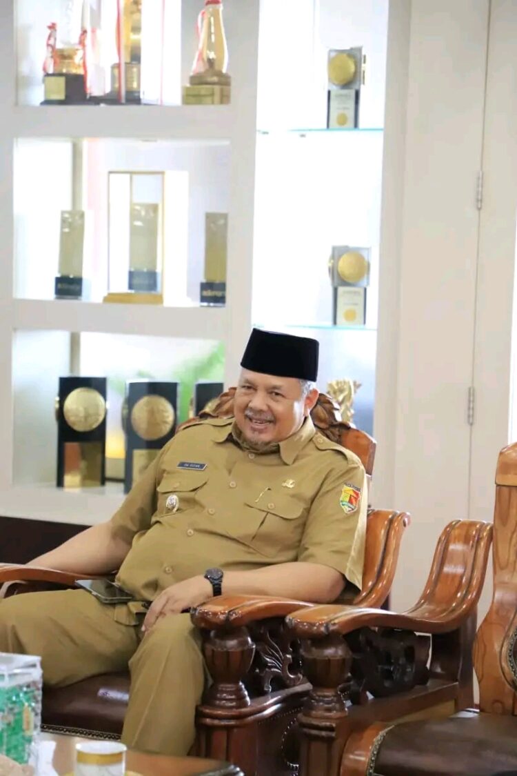 Wali Kota Solok Zul Elfian Umar audiensi dengan Ketua DPD Asosiasi Industri UMKM Indonesia (Akumandiri) Kota Solok Yurnalis beserta rombongan di Ruang Kerja Wako, Selasa (30/1). DINO