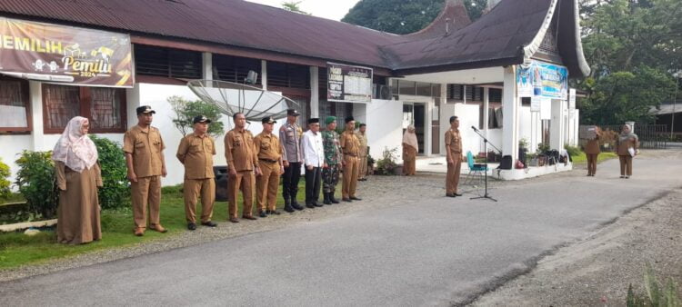 Camat Batang Anai, Zulbasri selaku Pembina Apel gabungan di Halaman Kantor Camat setempat, Senin (15/1). ALDI