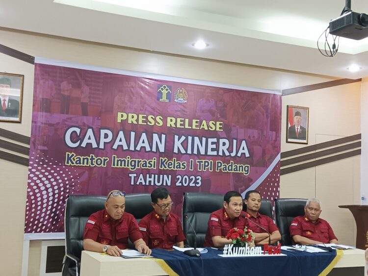 Kepala Kantor Imigrasi Kelas I TPI Padang Tedi Hartadi Wibowo saat rilis akhir tahun Capaian Kantor Imigrasi Kelas I TPI Padang sepanjang tahun 2023 Kamis (28/12). IST