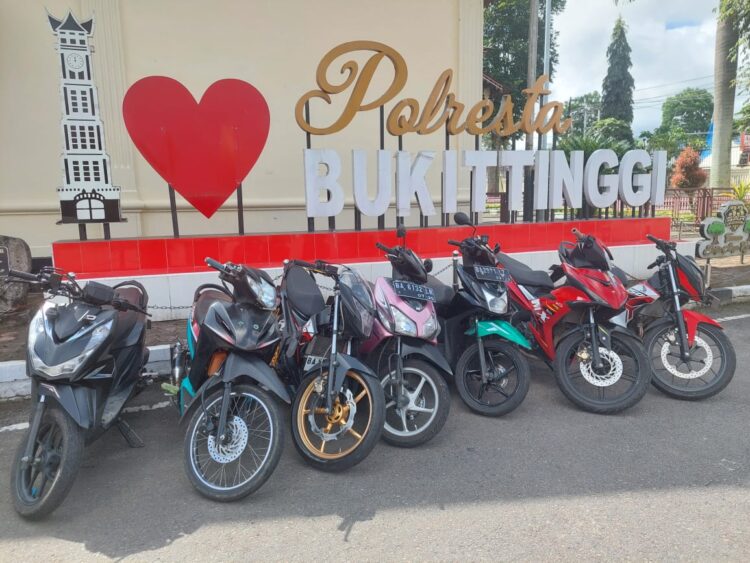 7 unit sepeda motor terjaring razia knalpot bising yang diadakan Polresta Bukittinggi pada Sabtu malam (27/1). YURSIL